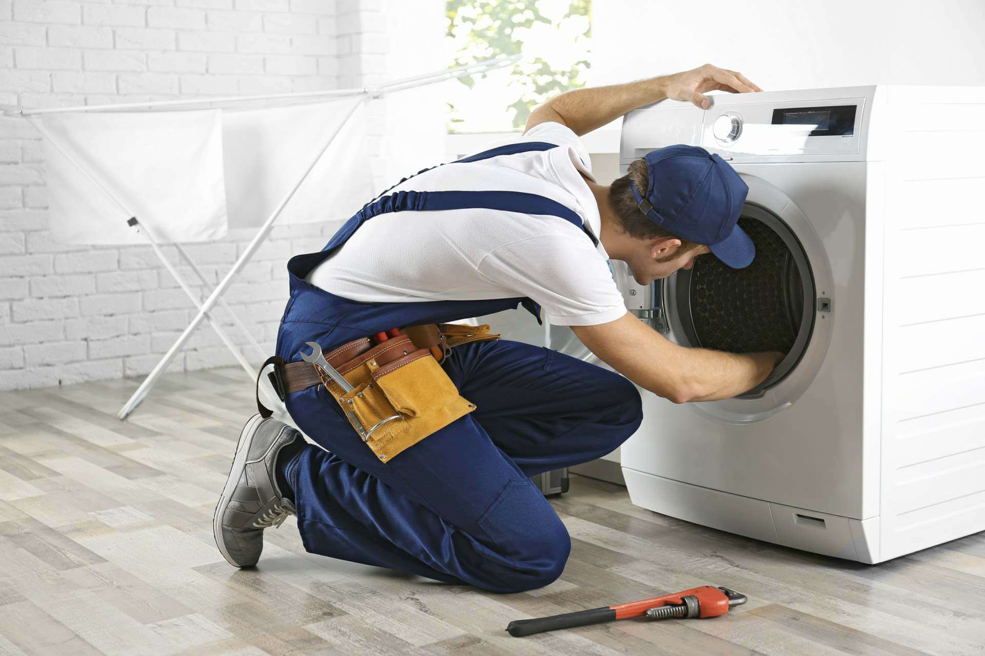 Técnico del servicio técnico Zanussi reparando electrodomésticos en Béjar