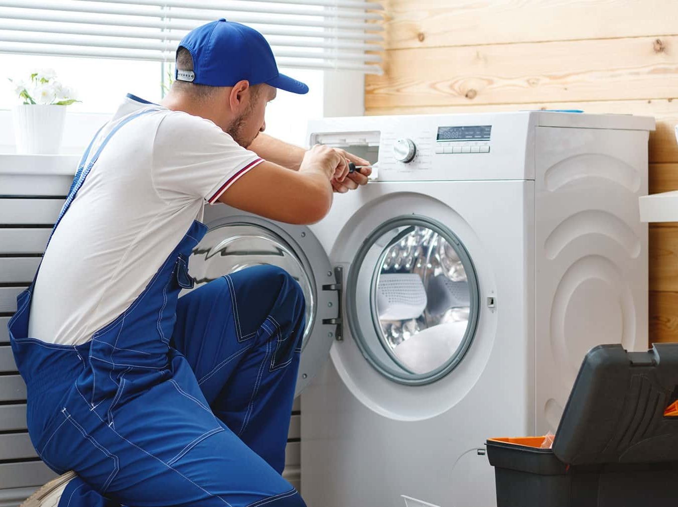 Técnico reparando electrodoméstico Zanussi en Peñaranda de Bracamonte